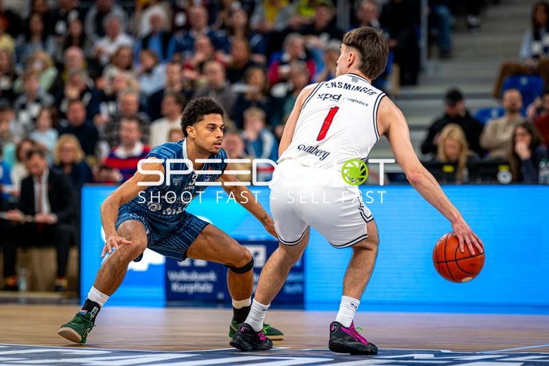 Spielaktion mit Kevin McClain (3; MLP Academics Heidelberg) und Zachary Ensminger (1; BMA365 Bamberg Baskets)