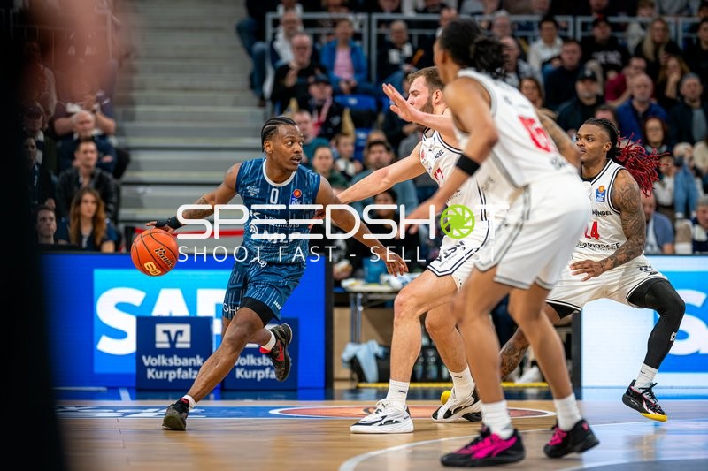 Spielaktion mit Moritz Krimmer (27; BMA365 Bamberg Baskets) und Cobe Williams (24; BMA365 Bamberg Baskets)