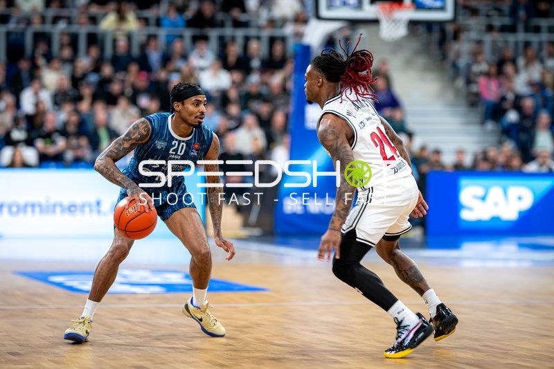 Michael Weathers (20; MLP Academics Heidelberg) gegen Cobe Williams (24; BMA365 Bamberg Baskets) in Aktion