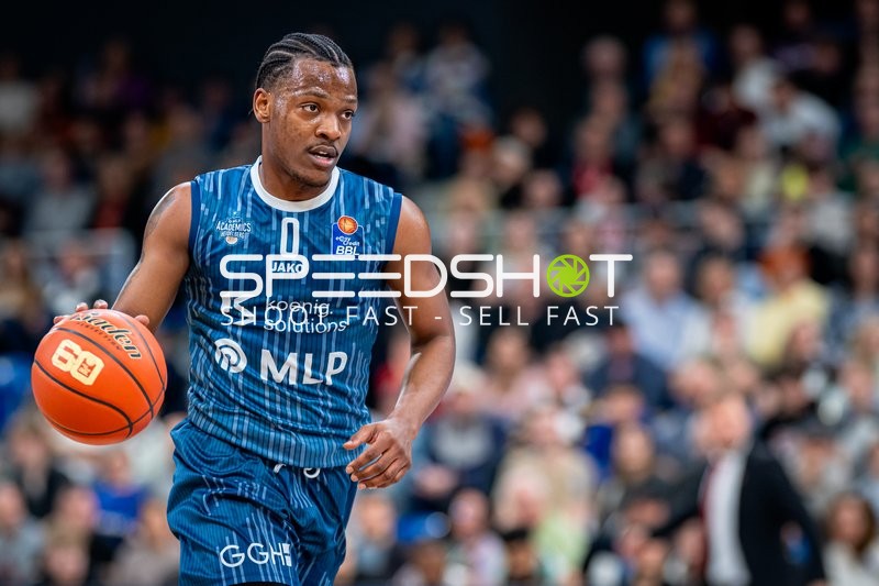 DJ Horne (0; MLP Academics Heidelberg) mit Ball in Aktion