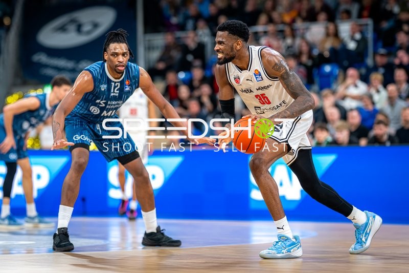 Spielaktion mit Ejiofor Onu (35; BMA365 Bamberg Baskets) und Osun Osunniyi (12; MLP Academics Heidelberg)