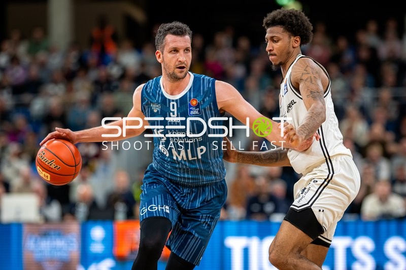 Spielaktion mit Demarcus Demonia (8; BMA365 Bamberg Baskets) und Paul Zipser (9; MLP Academics Heidelberg)