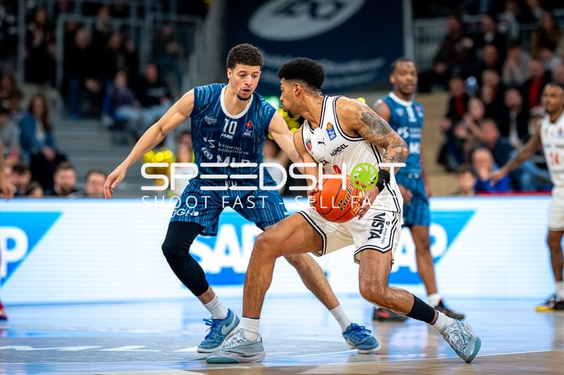 Spielaktion mit Samuell Williamson (10; MLP Academics Heidelberg)