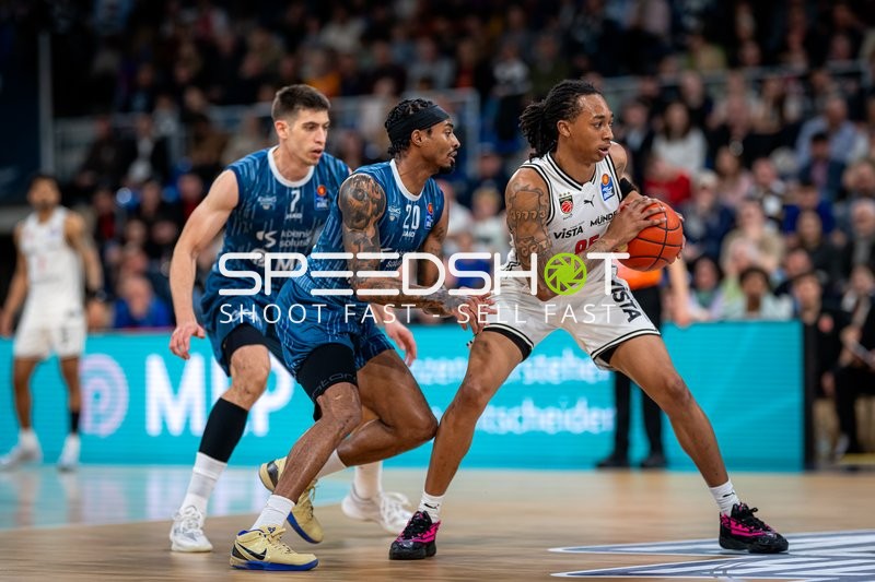 Spielaktion mit Austin Crowley (85; BMA365 Bamberg Baskets)