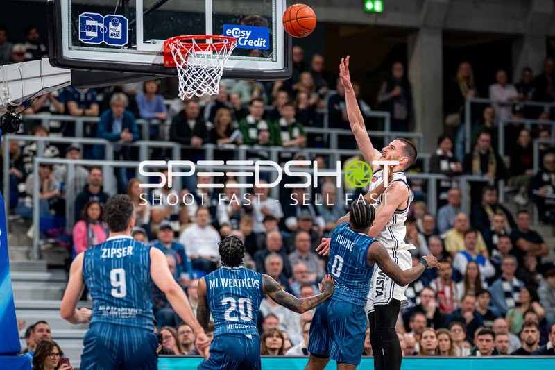 Spielaktion mit Richard Balint (11; BMA365 Bamberg Baskets) beim Wurf