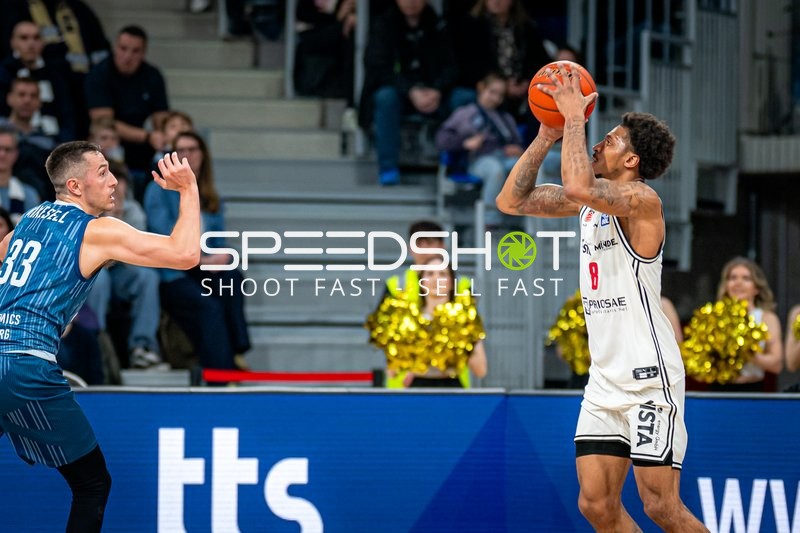Ryan Mikesell (33; MLP Academics Heidelberg) verteidigt gegen Demarcus Demonia (8; BMA365 Bamberg Baskets) beim Wurf