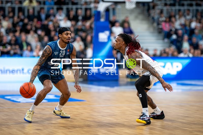 Spielaktion mit Michael Weathers (20; MLP Academics Heidelberg) und Cobe Williams (24; BMA365 Bamberg Baskets)