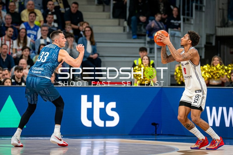 Spielaktion mit Ryan Mikesell (33; MLP Academics Heidelberg) und Demarcus Demonia (8; BMA365 Bamberg Baskets)