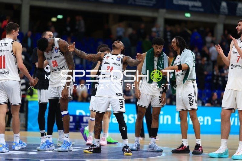 Szene mit Cobe Williams (24; BMA365 Bamberg Baskets), Ibrahim Watson-Boye (2; BMA365 Bamberg Baskets) und Austin Crowley (85; BMA365 Bamberg Baskets)