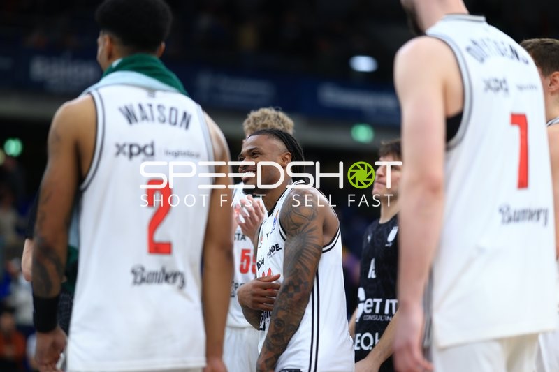 Szene mit Cobe Williams (24; BMA365 Bamberg Baskets) und Adrian Petkovic (15; BMA365 Bamberg Baskets)