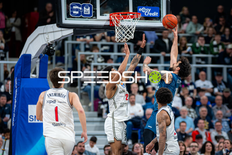 Spielaktion mit Adrian Petkovic (15; BMA365 Bamberg Baskets)