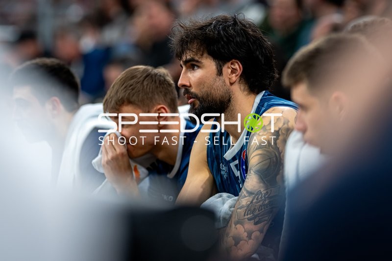 Szene mit Marcel Keßen (15; MLP Academics Heidelberg) und Niklas Würzner (2; MLP Academics Heidelberg) auf der Bank