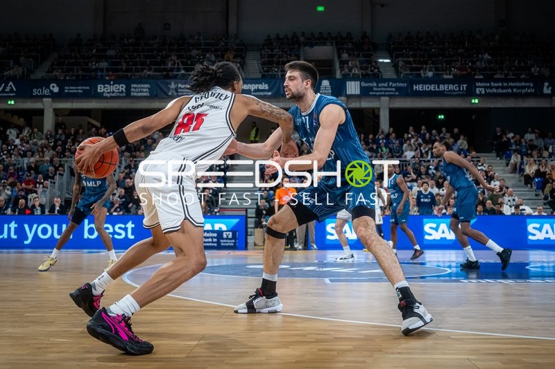 Spielaktion mit Mateo Seric (21; MLP Academics Heidelberg) und Osun Osunniyi (12; MLP Academics Heidelberg)