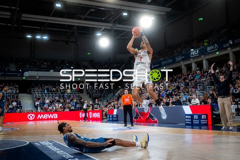 Spielaktion mit Ibrahim Watson-Boye (2; BMA365 Bamberg Baskets) und Erol Ersek (11; MLP Academics Heidelberg)