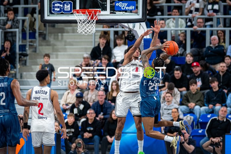 Spielaktion mit Michael Weathers (20; MLP Academics Heidelberg) und Demarcus Demonia (8; BMA365 Bamberg Baskets)