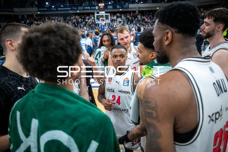 Szene mit Cobe Williams (24; BMA365 Bamberg Baskets), Moritz Krimmer (27; BMA365 Bamberg Baskets) und Austin Crowley (85; BMA365 Bamberg Baskets)