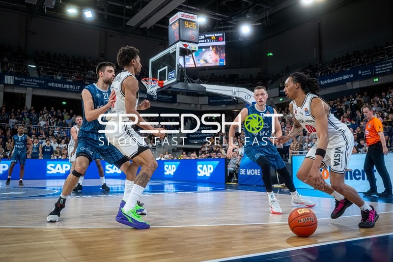 Spielaktion mit Mateo Seric (21; MLP Academics Heidelberg) und Austin Crowley (85; BMA365 Bamberg Baskets)