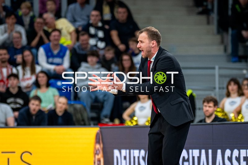 Anton Gavel (999; BMA365 Bamberg Baskets) am Spielfeldrand