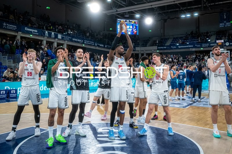 easyCredit BBL: Ejiofor Onu (35; BMA365 Bamberg Baskets) und Teamkollegen