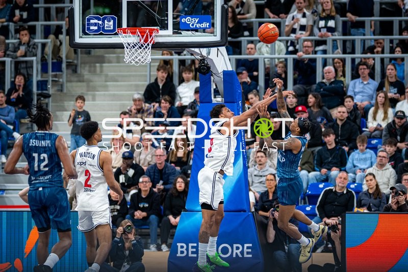 Spielaktion mit Osun Osunniyi (12; MLP Academics Heidelberg) und Ibrahim Watson-Boye (2; BMA365 Bamberg Baskets)