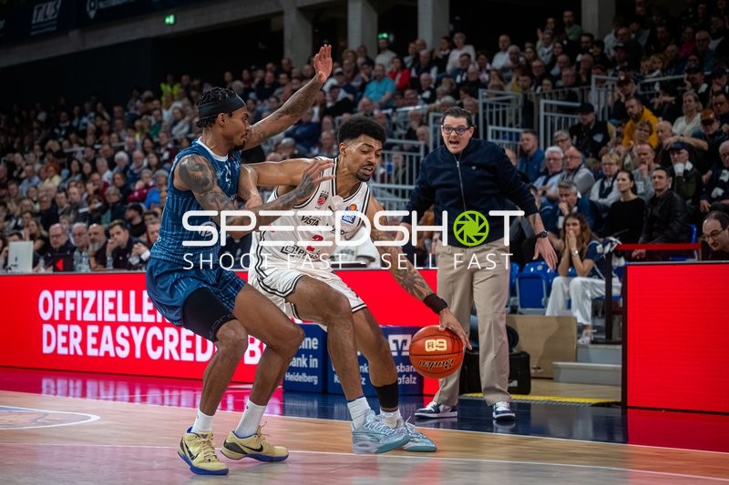 Spielaktion mit Michael Weathers (20; MLP Academics Heidelberg) und Ibrahim Watson-Boye (2; BMA365 Bamberg Baskets)