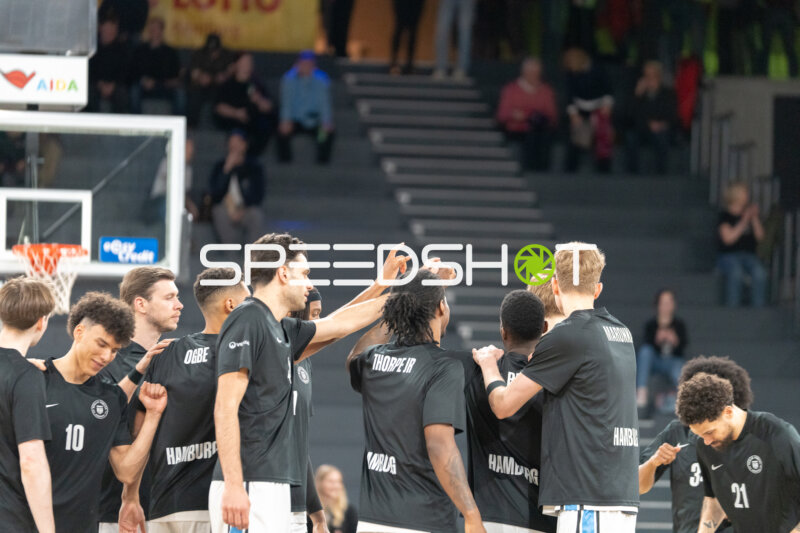 Szene mit Jan Niklas Wimberg (17; Veolia Towers Hamburg), Nelson Martin (10; Veolia Towers Hamburg) und Devon Daniels (21; Veolia Towers Hamburg)