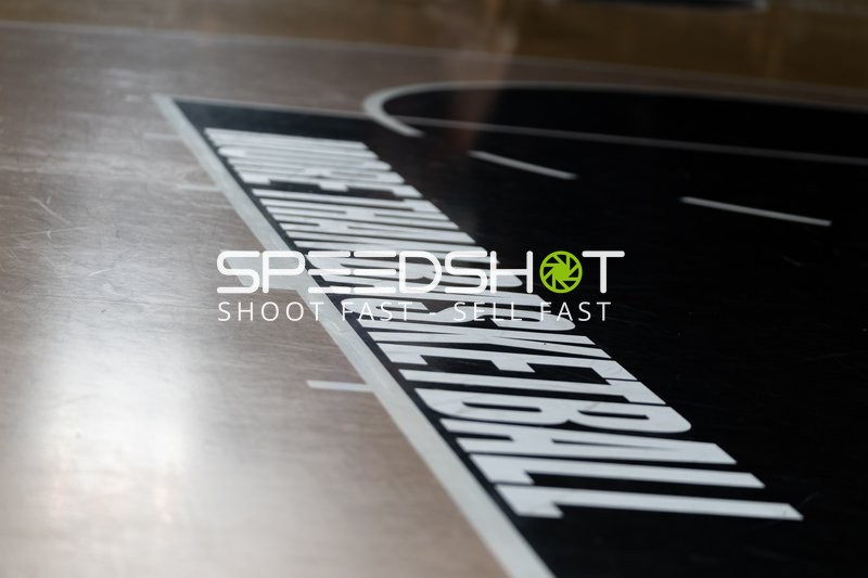 Hallenboden mit Schriftzug