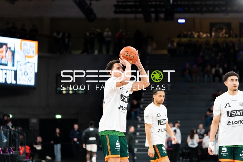 Spielaktion mit Nolan Adekunle (22; Gladiators Trier) und Teamkollegen