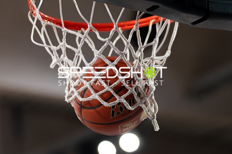 Basketball-Szene mit Ball im Korb