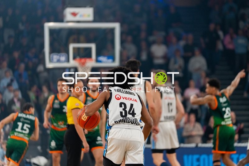 Spielaktion mit Ross Williams (34; Veolia Towers Hamburg)