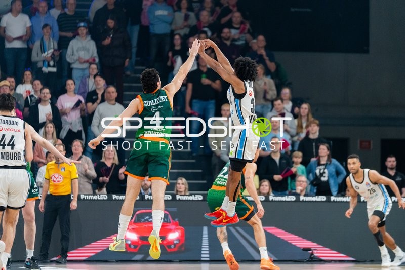 Benedikt Turudic (44; Veolia Towers Hamburg) wirft, Clayton Thomas Guillozet (4; Gladiators Trier) verteidigt, Kenneth Ogbe (25; Veolia Towers Hamburg) beobachtet