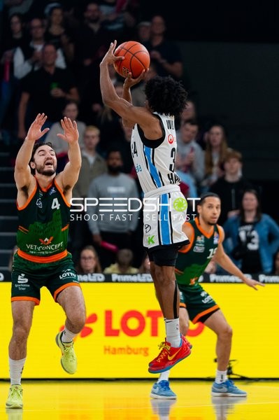 Clayton Thomas Guillozet (4; Gladiators Trier) mit Wurf gegen Jordan Roland (15; Gladiators Trier)