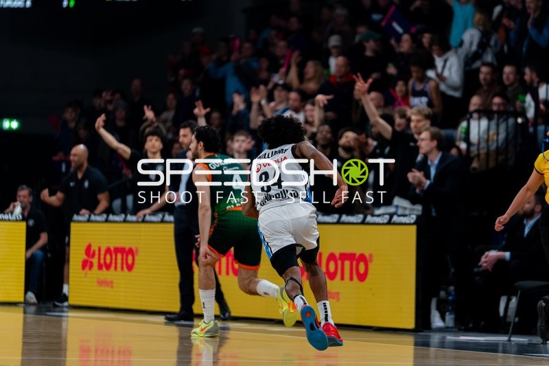 Spielaktion mit Ross Williams (34; Veolia Towers Hamburg) und Clayton Thomas Guillozet (4; Gladiators Trier)