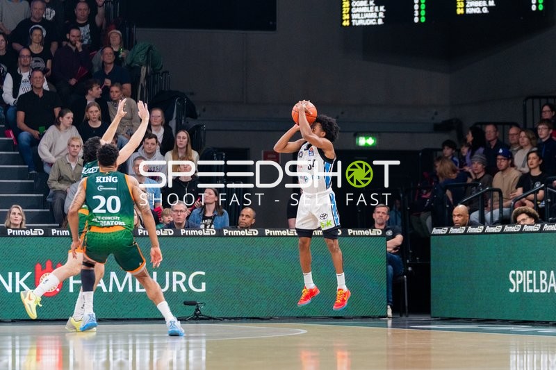 Ross Williams (34; Veolia Towers Hamburg) mit Wurf gegen Urald King (20; Gladiators Trier)