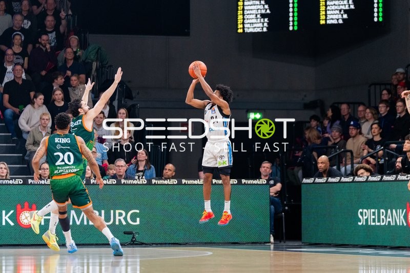 Sprungwurf von Ross Williams (34; Veolia Towers Hamburg)