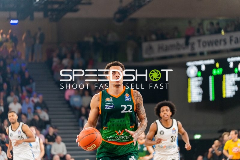 Nolan Adekunle (22; Gladiators Trier) mit Ball, Ross Williams (34; Veolia Towers Hamburg) in Bewegung