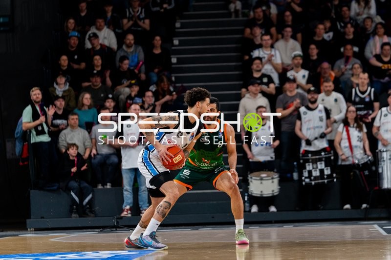 Devon Daniels (21; Veolia Towers Hamburg) im Duell mit Behnam Yakhchali Dehkordi (8; Gladiators Trier)