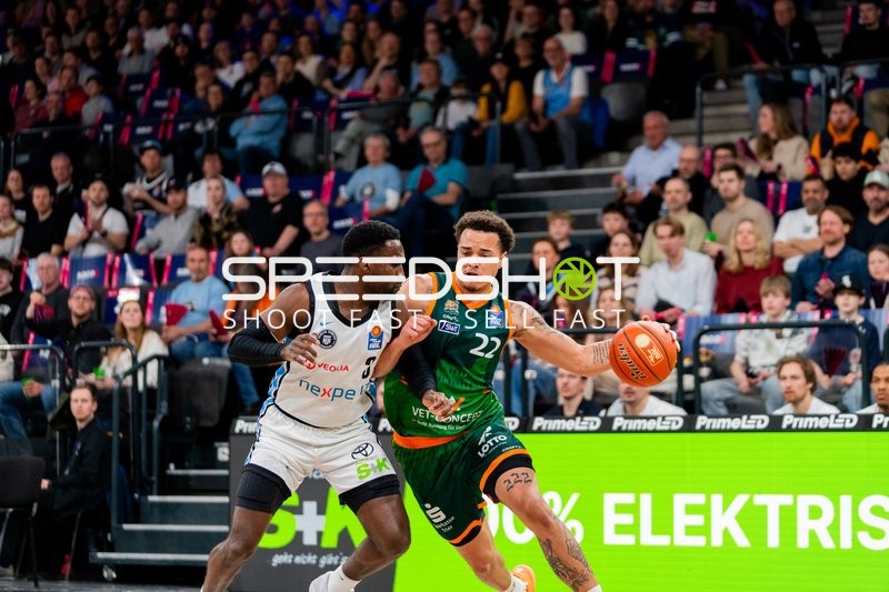 Nolan Adekunle (22; Gladiators Trier) mit Ball gegen Osaro Jurgen Rich (3; Veolia Towers Hamburg)