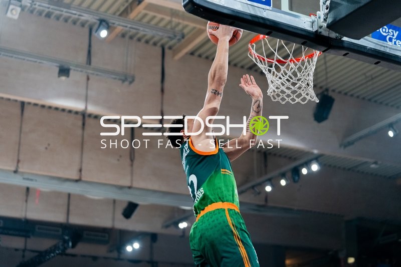 Nolan Adekunle (22; Gladiators Trier) beim Dunk