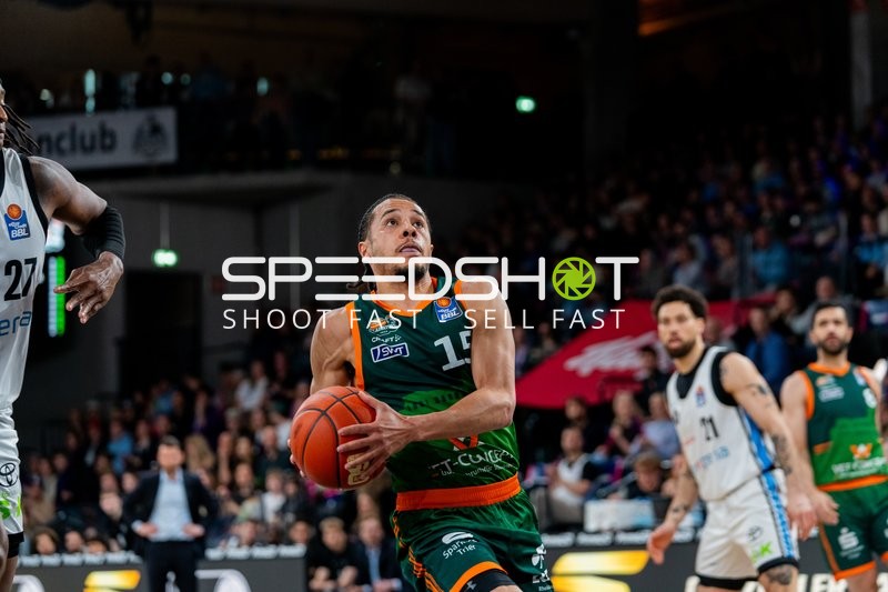 Jordan Roland (15; Gladiators Trier) mit Ball in Aktion