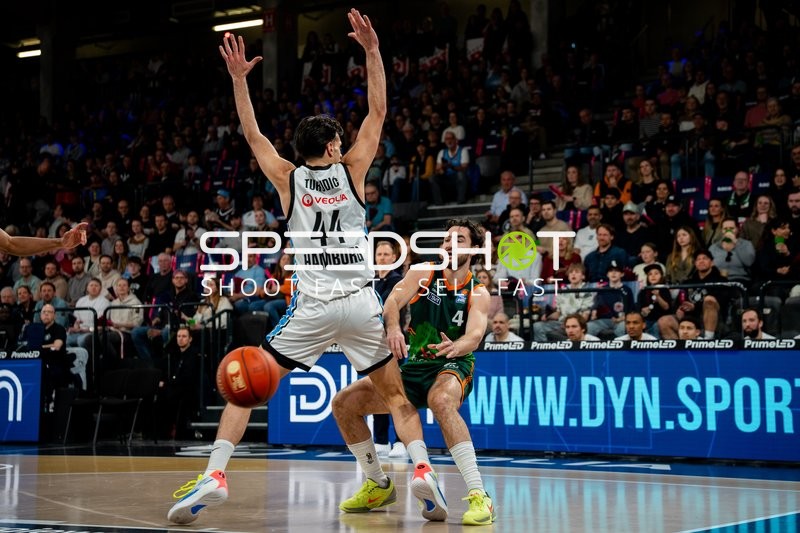 Spielaktion mit Clayton Thomas Guillozet (4; Gladiators Trier) und Benedikt Turudic (44; Veolia Towers Hamburg)