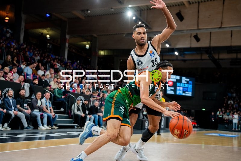 Kenneth Ogbe (25; Veolia Towers Hamburg) im Zweikampf