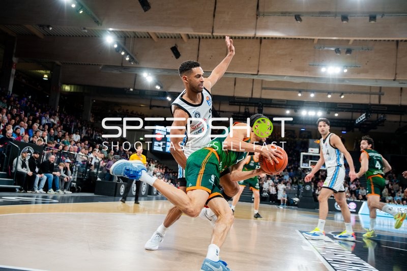 Spielaktion mit Kenneth Ogbe (25; Veolia Towers Hamburg) und Clayton Thomas Guillozet (4; Gladiators Trier)