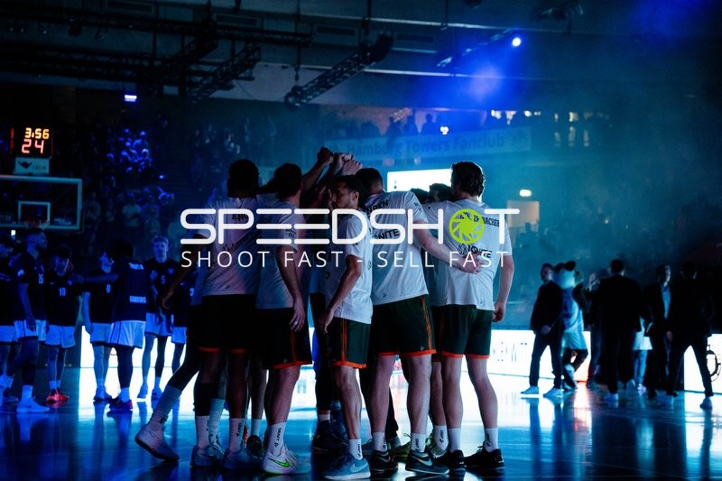 Team-Huddle mit Urald King (20; Gladiators Trier) und Marco Hollersbacher (9; Gladiators Trier)