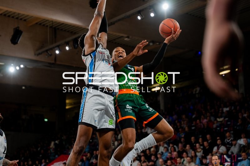 Spielaktion mit Leonard Thorpe Jr. (2; Veolia Towers Hamburg) und Jorke Aav (3; Gladiators Trier)