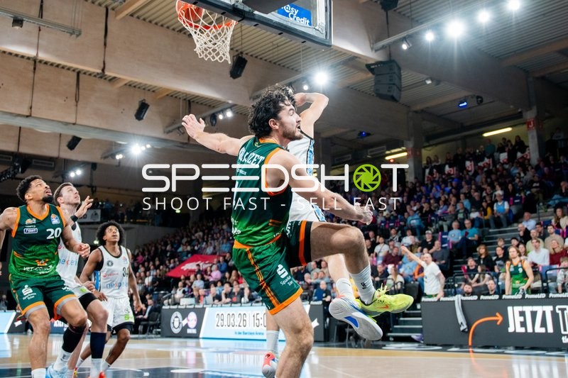 Spielaktion mit Clayton Thomas Guillozet (4; Gladiators Trier) und Urald King (20; Gladiators Trier)