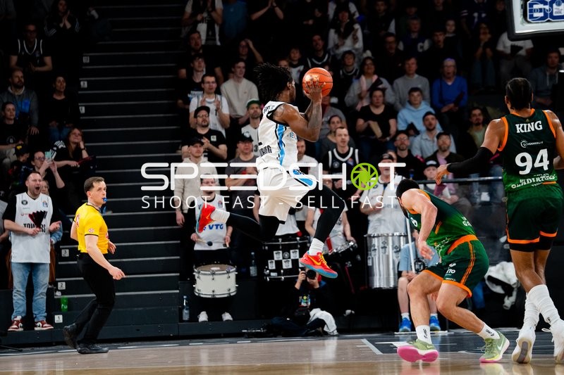 Spielaktion mit 0; Veolia Towers Hamburg im Sprung