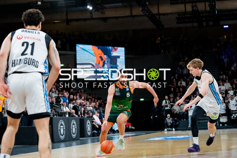 Spielaktion mit Behnam Yakhchali Dehkordi (8; Gladiators Trier)