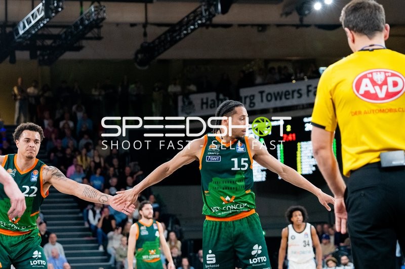 Jordan Roland (15; Gladiators Trier) und Nolan Adekunle (22; Gladiators Trier) in Aktion