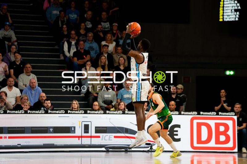 0; Veolia Towers Hamburg mit Wurf gegen Clayton Thomas Guillozet (4; Gladiators Trier)